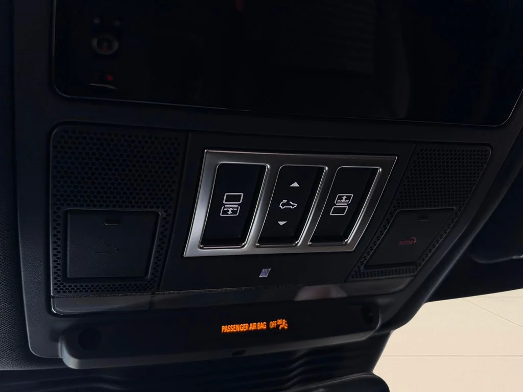 Used 2025 Santorini Black Metallic Land Rover Metropolitan Edition image 24