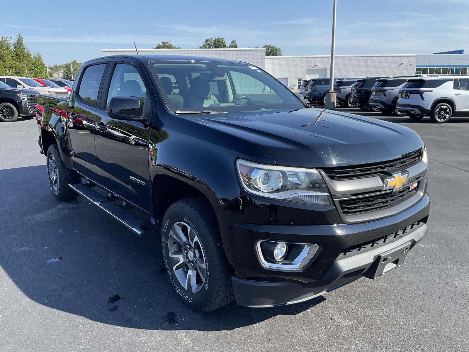Used 2017 BLACK CHEVROLET TRUCK image 3
