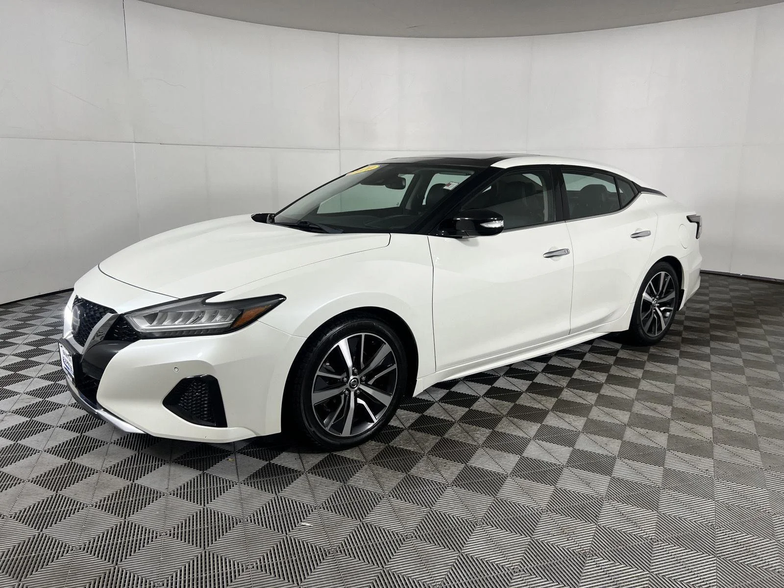 Used 2020 Pearl White Tricoat Nissan SL image 4