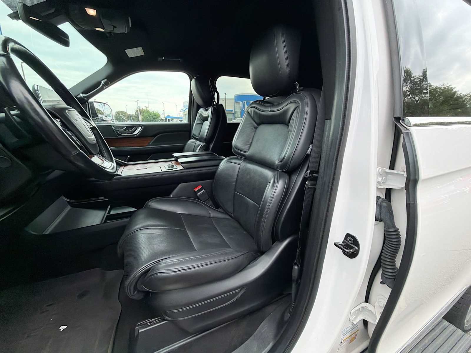 Used 2019 White Platinum Metallic Tri-Coat Lincoln Select image 21