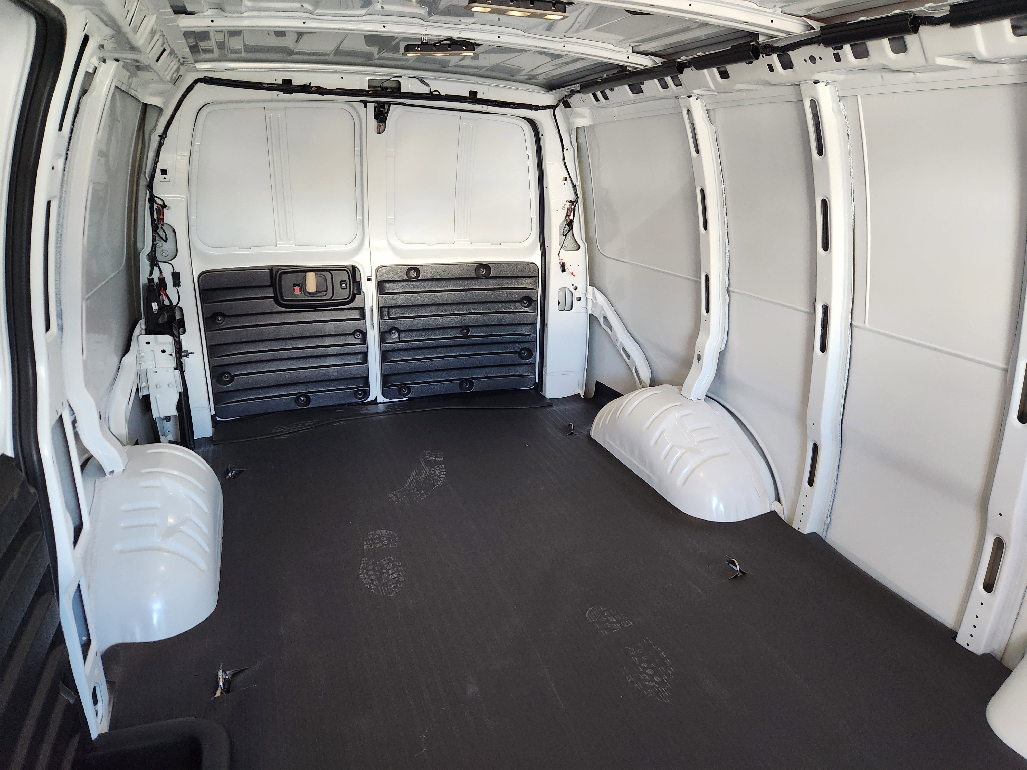 2025 Chevrolet Express Cargo Work Van - Photo 6