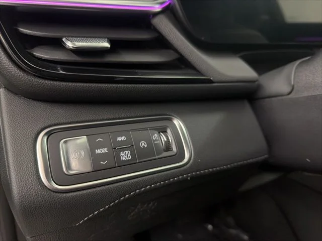 Used 2025 Summit White Buick Preferred image 19