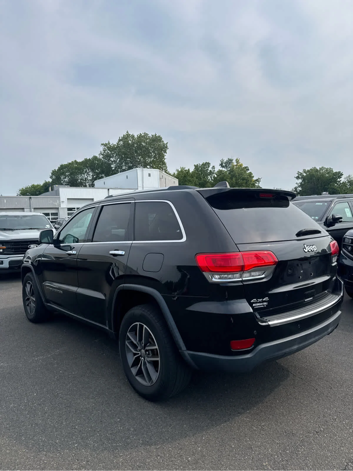 Used 2017 Diamond Black Crystal Pearlcoat Jeep Limited image 3