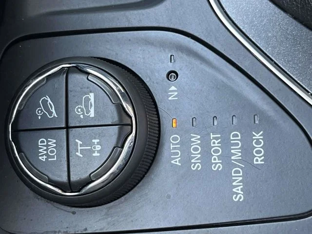 Used 2019 Diamond Black Jeep Trailhawk image 31
