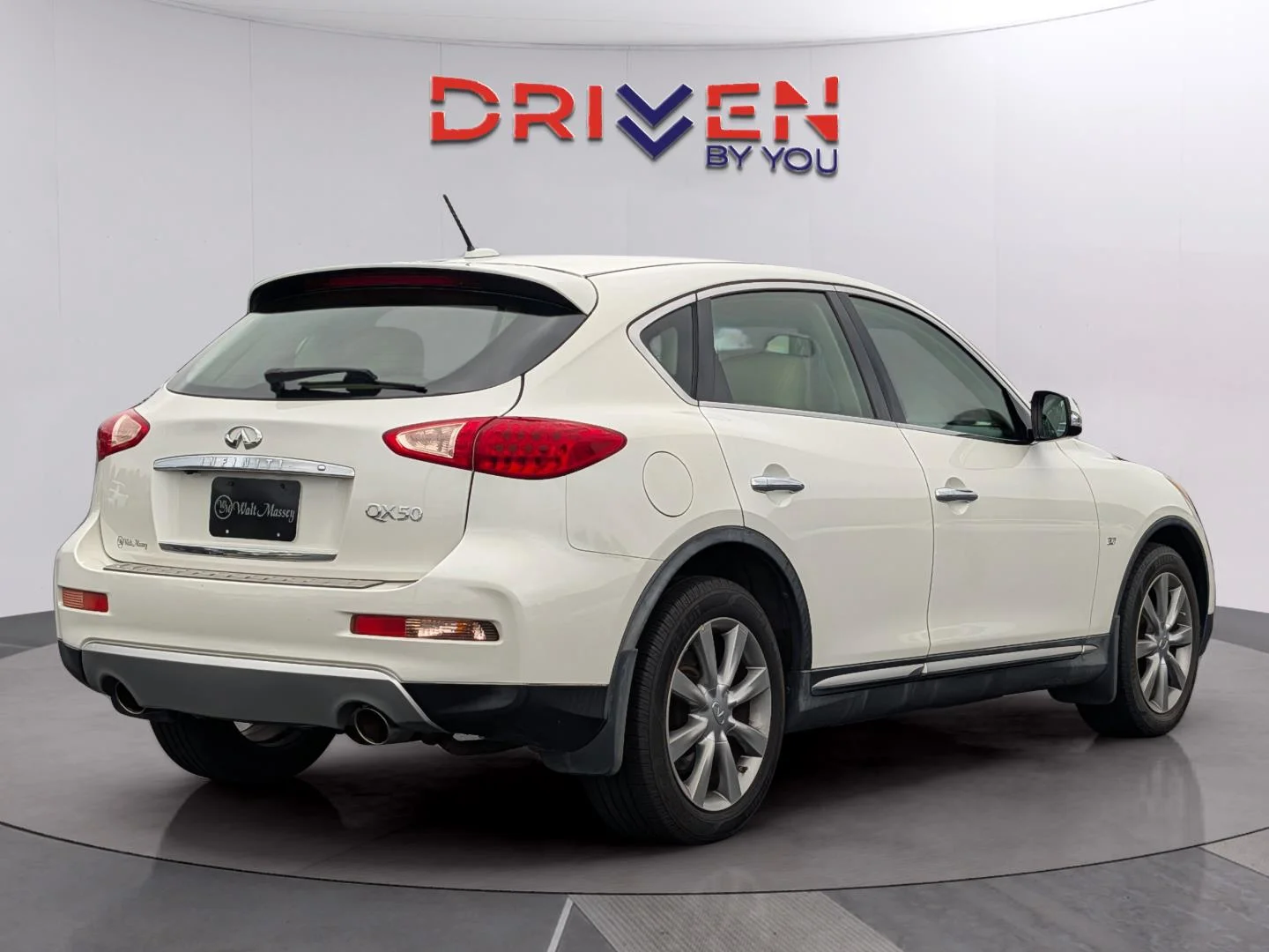 Used 2017 Majestic White INFINITI RWD image 5
