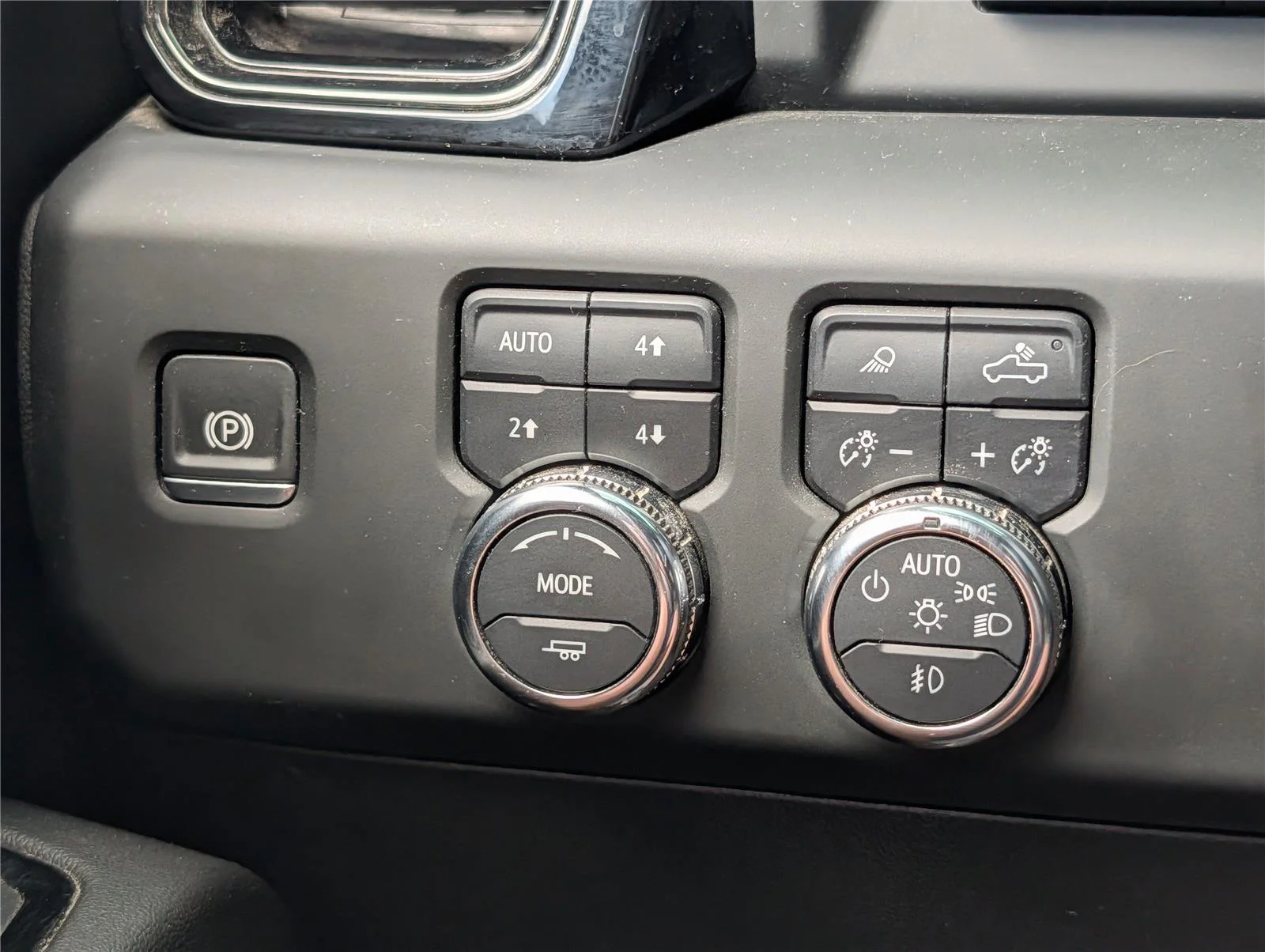 Used 2024 Summit White GMC AT4 image 28