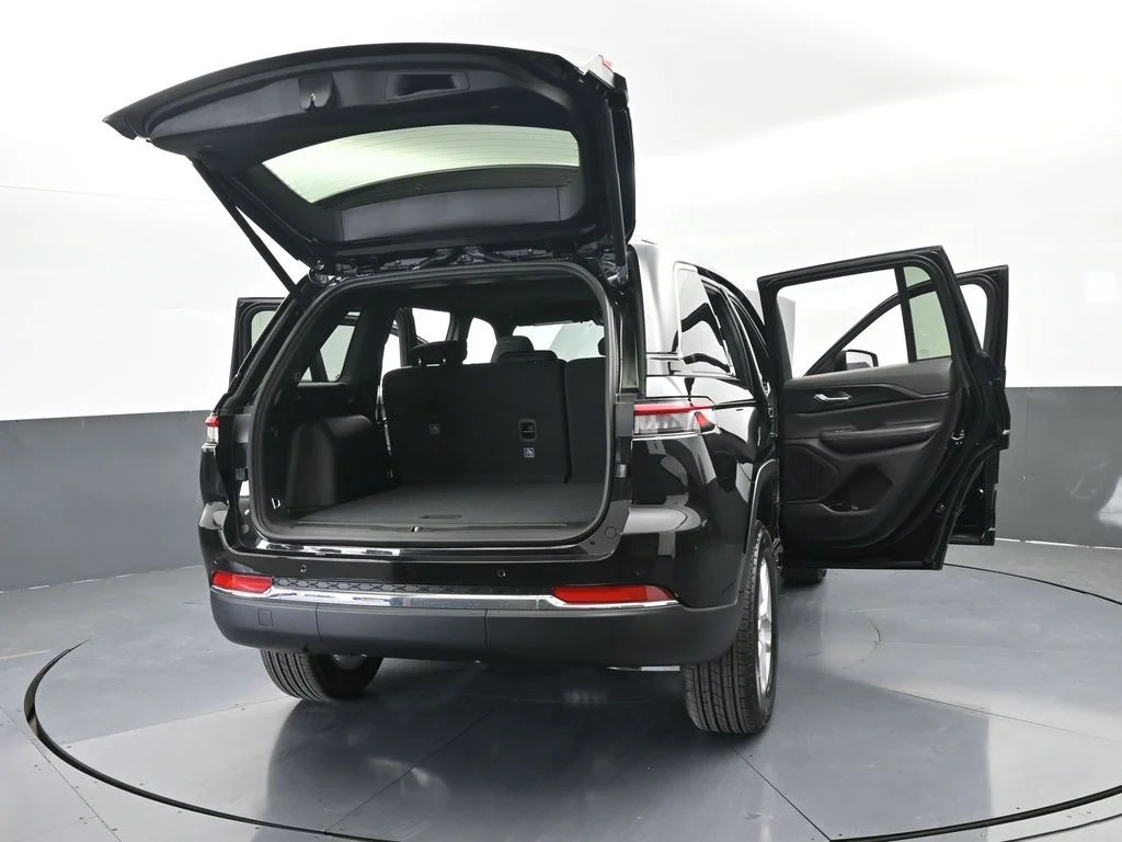 New 2026 Diamond Black Crystal Pearl-Coat Exterior Paint Jeep Laredo X image 72