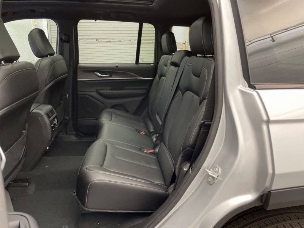 New 2025 Silver Zynith Exterior Paint Jeep Limited image 18