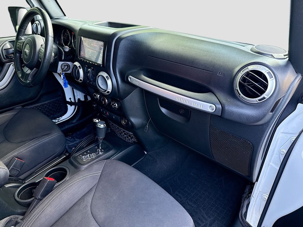 Used 2018 Bright White Clearcoat Jeep Sahara image 24