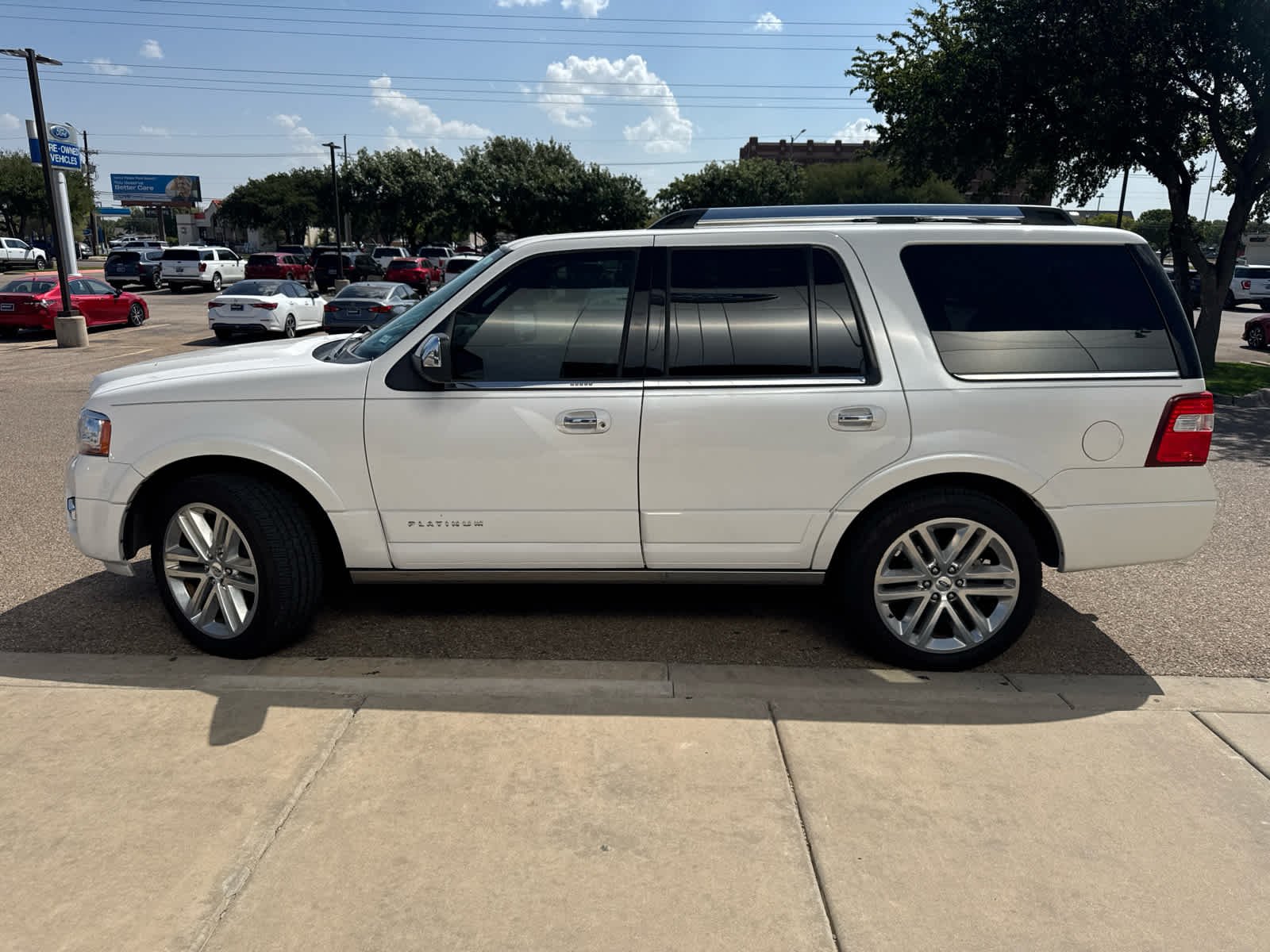 Used 2017 White Platinum Metallic Tri-Coat Ford Platinum image 2
