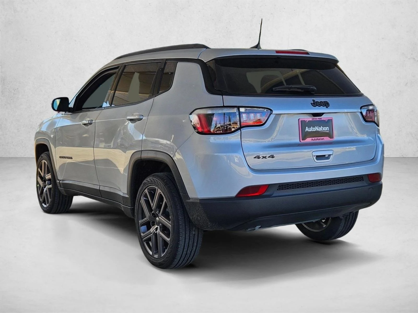 New 2026 Silver Zynith Metallic Clear-Coat Exterior Paint Jeep Latitude Altitude image 9