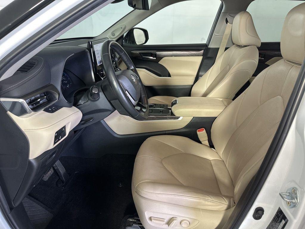 Used 2023 Pearl Toyota Limited image 12