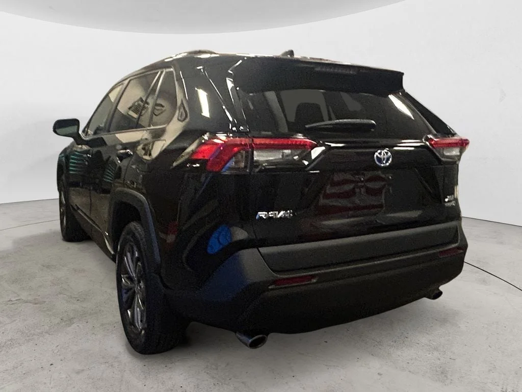Used 2022 Midnight Black Toyota XLE Premium image 3