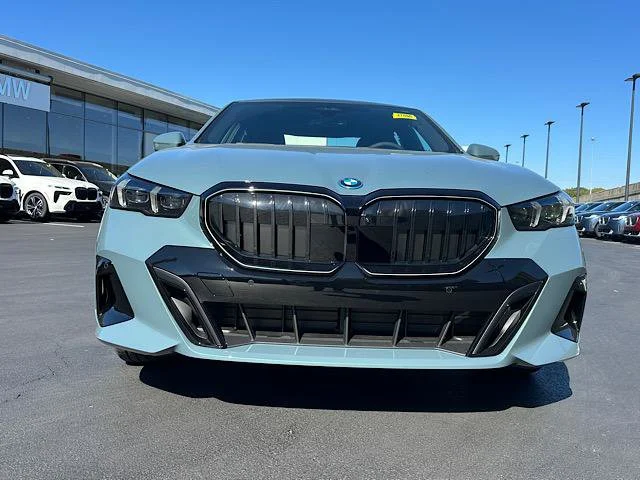 New 2027 Cape York Green Metallic BMW 550e xDrive image 2