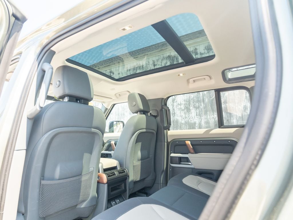 Used 2024 Green Land Rover X-Dynamic SE image 35