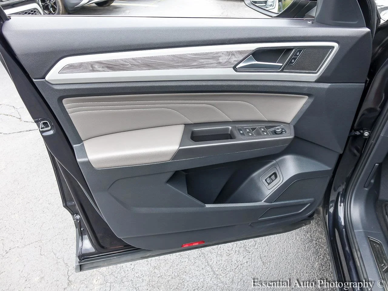 Used 2023 Deep Black Pearl Volkswagen 3.6L V6 SE w/Technology image 17