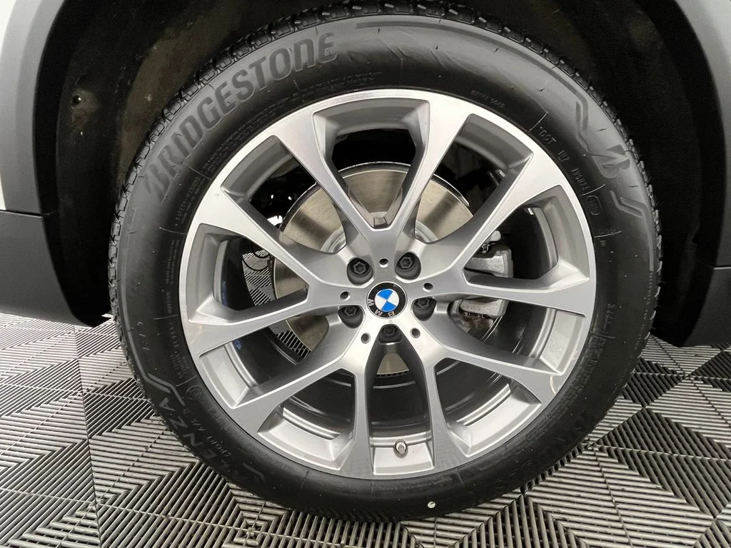Used 2025 White BMW xDrive40i image 13