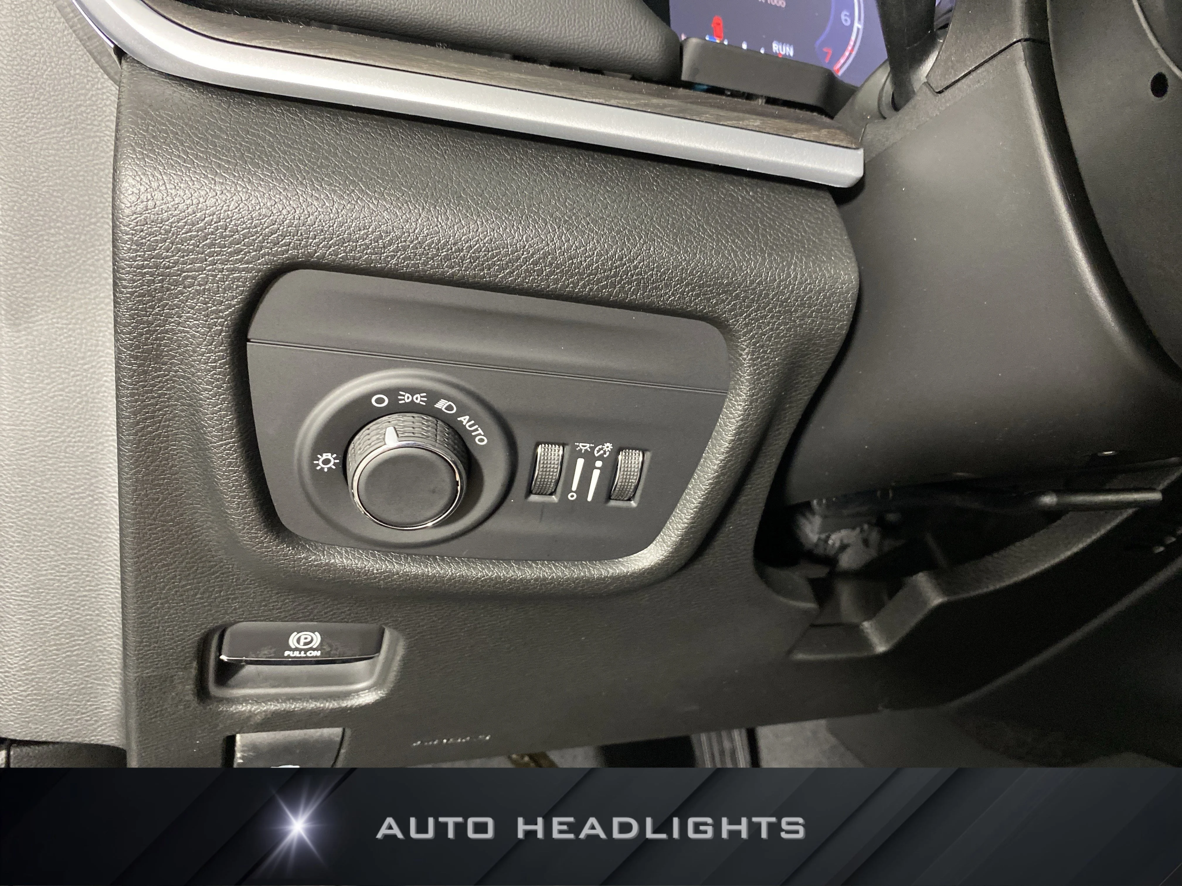 New 2026 Diamond Black Crystal Pearl-Coat Exterior Paint Jeep Laredo image 23