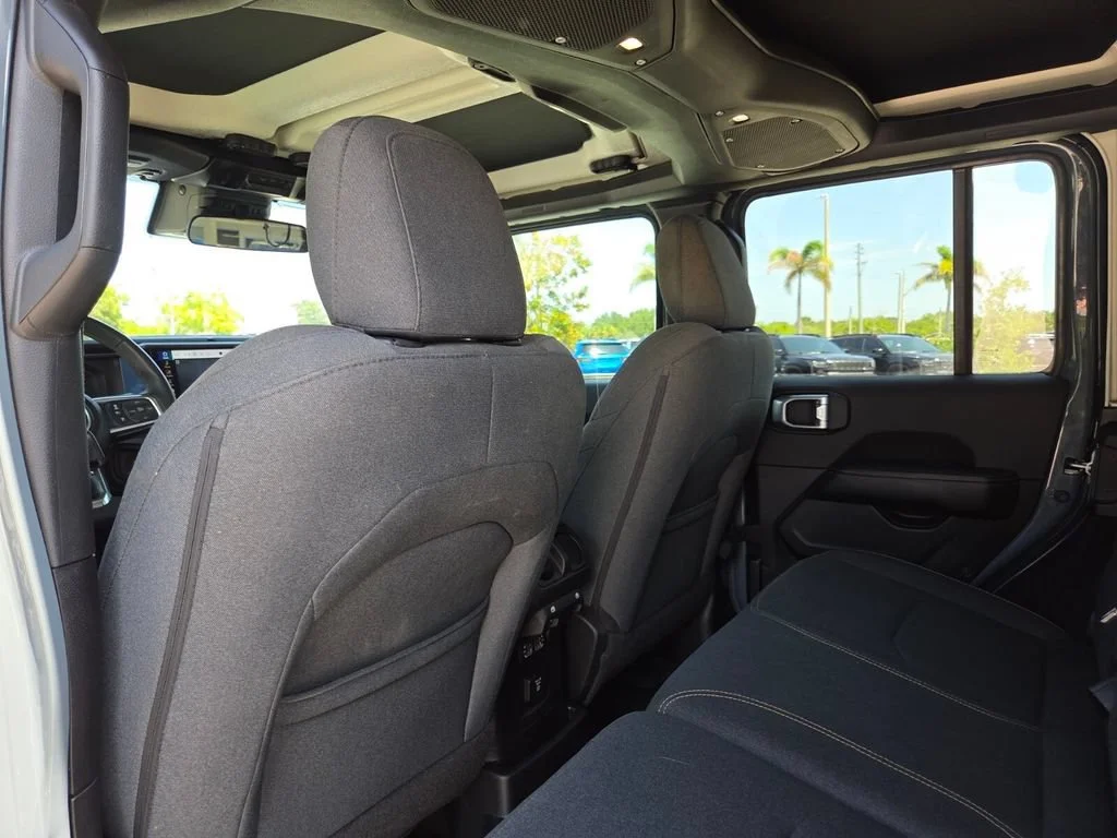 Used 2024 Anvil Clear Coat Jeep Sahara image 24