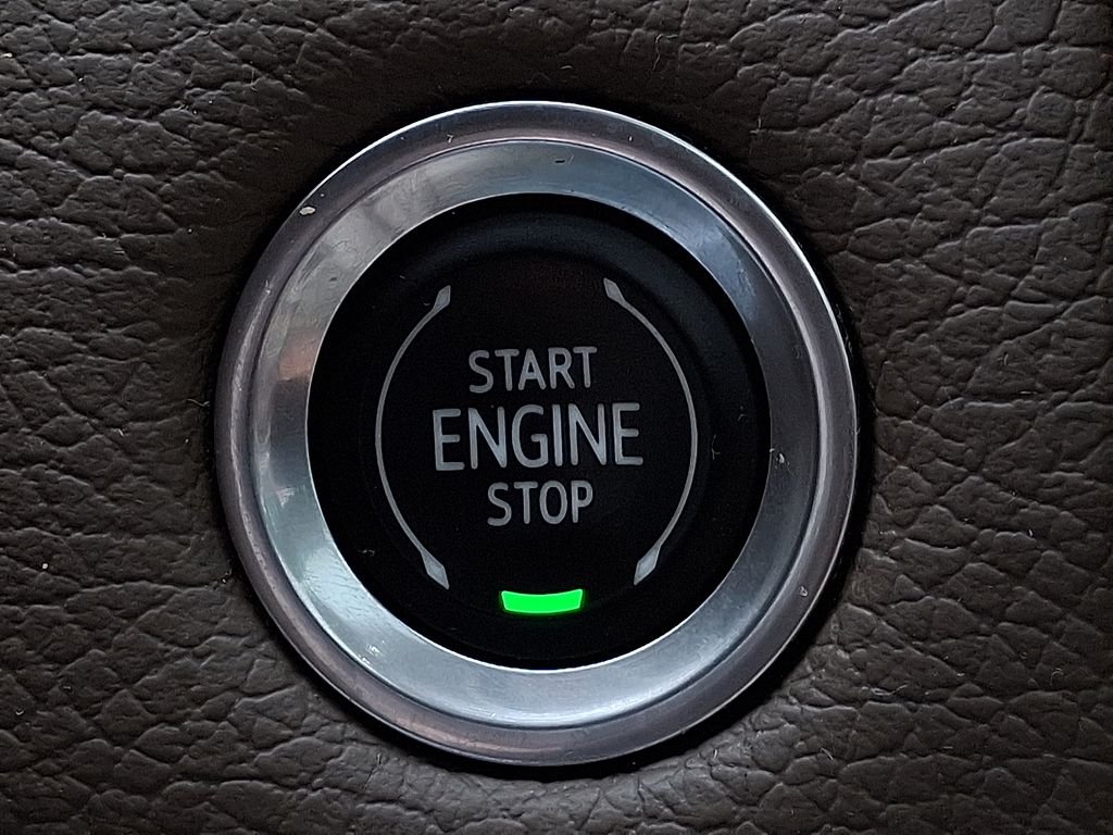 Used 2022 White GMC Denali image 20