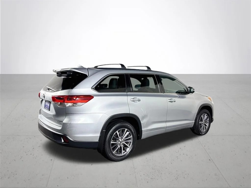 Used 2018 Silver Toyota XLE image 6