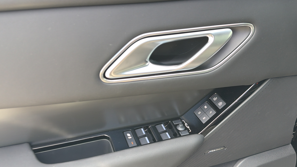 New 2026 Santorini Black Land Rover S image 21