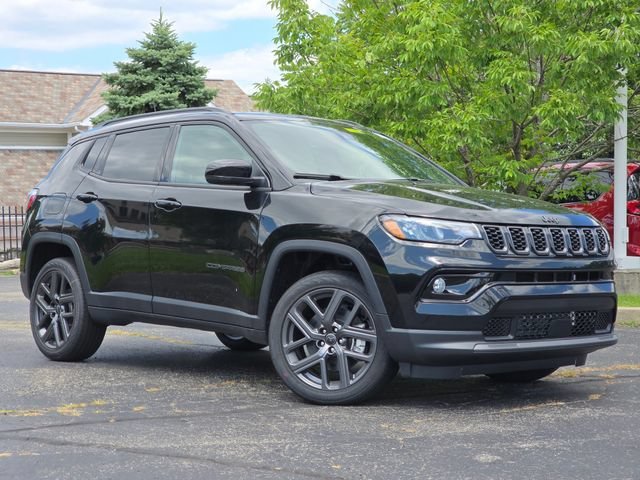 New 2026 Diamond Black Crystal Pearl-Coat Exterior Paint Jeep Limited image 2