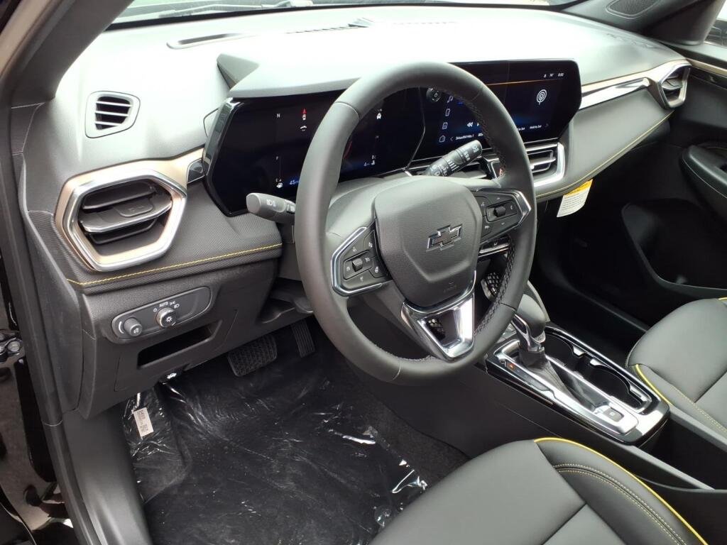 New 2026 Mosaic Black Metallic Chevrolet ACTIV image 8