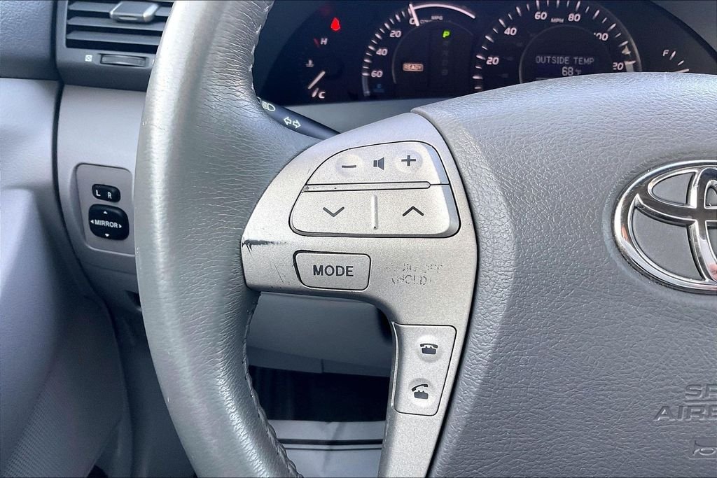 Used 2007 White Toyota Base image 17