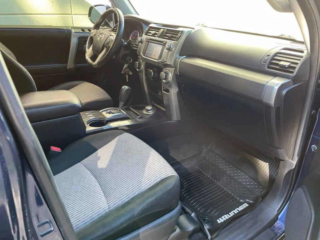 Used 2017 Blue Toyota SR5 image 9