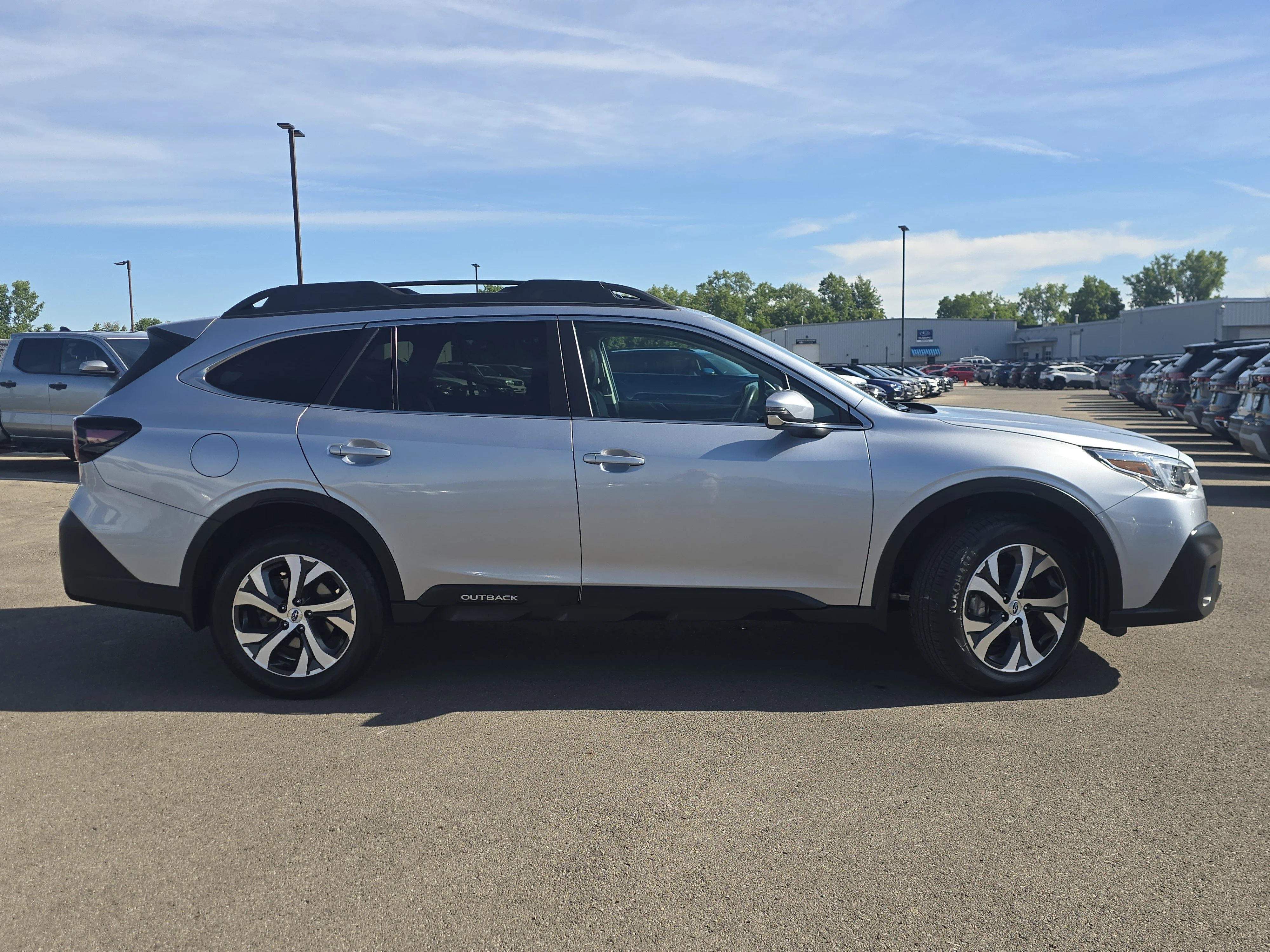 Used 2022 Ice Silver Metallic Subaru Limited image 8