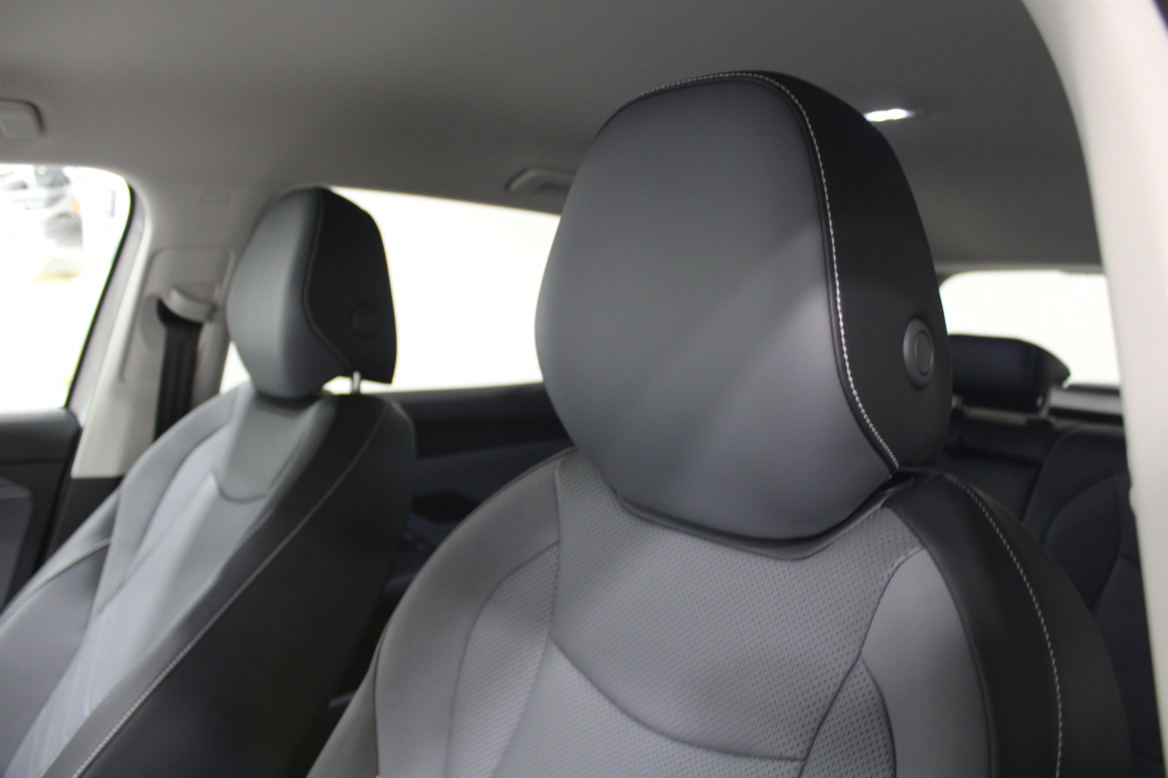 New 2026 Pure White Volkswagen SE image 5