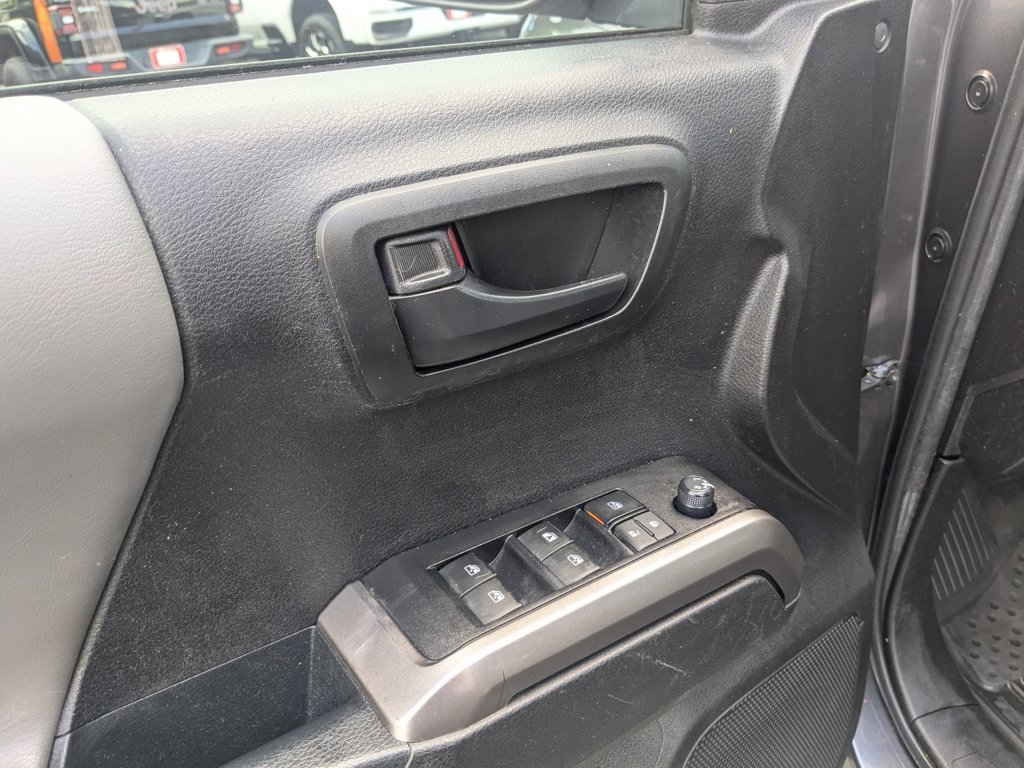 Used 2022  Toyota SR image 12