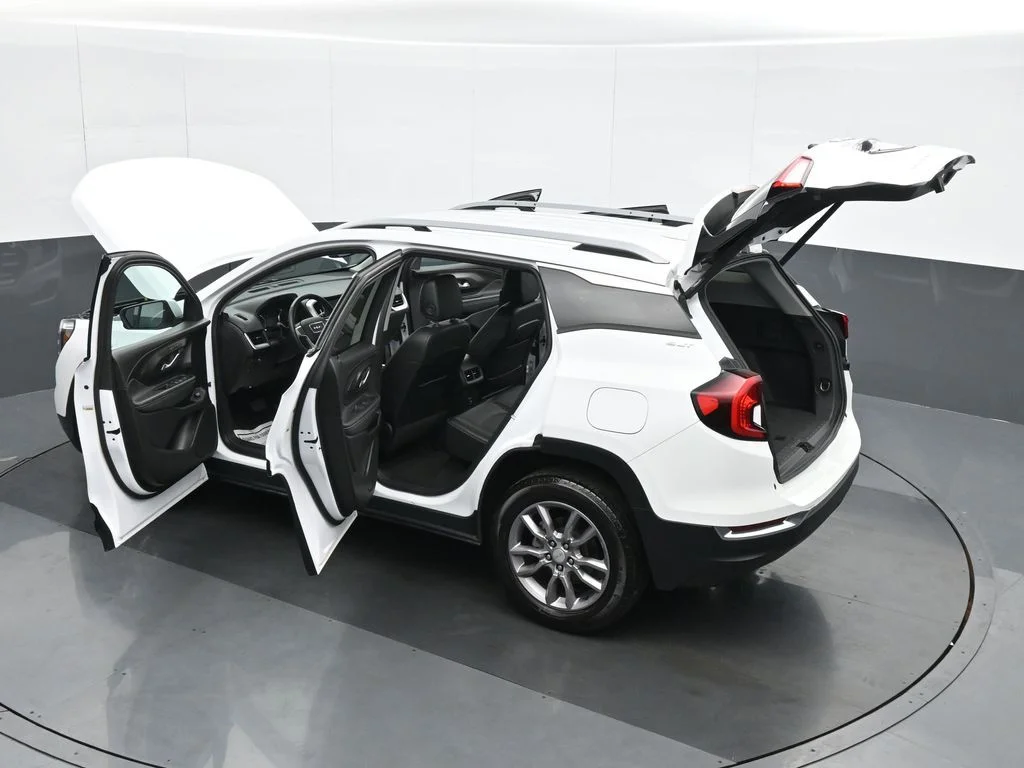 Used 2024 White GMC SLT image 39