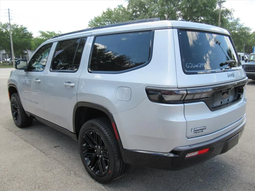 New 2026 Silver-Zynith Exterior Paint Jeep Limited Reserve image 5