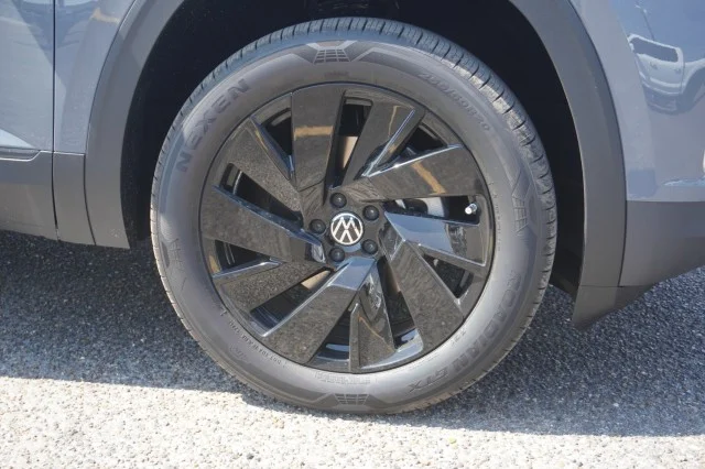 New 2026 Pure Gray Volkswagen 2.0T SE w/Technology image 5