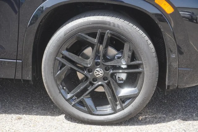 New 2026 Deep Black Pearl Volkswagen SE R-Line Black image 5