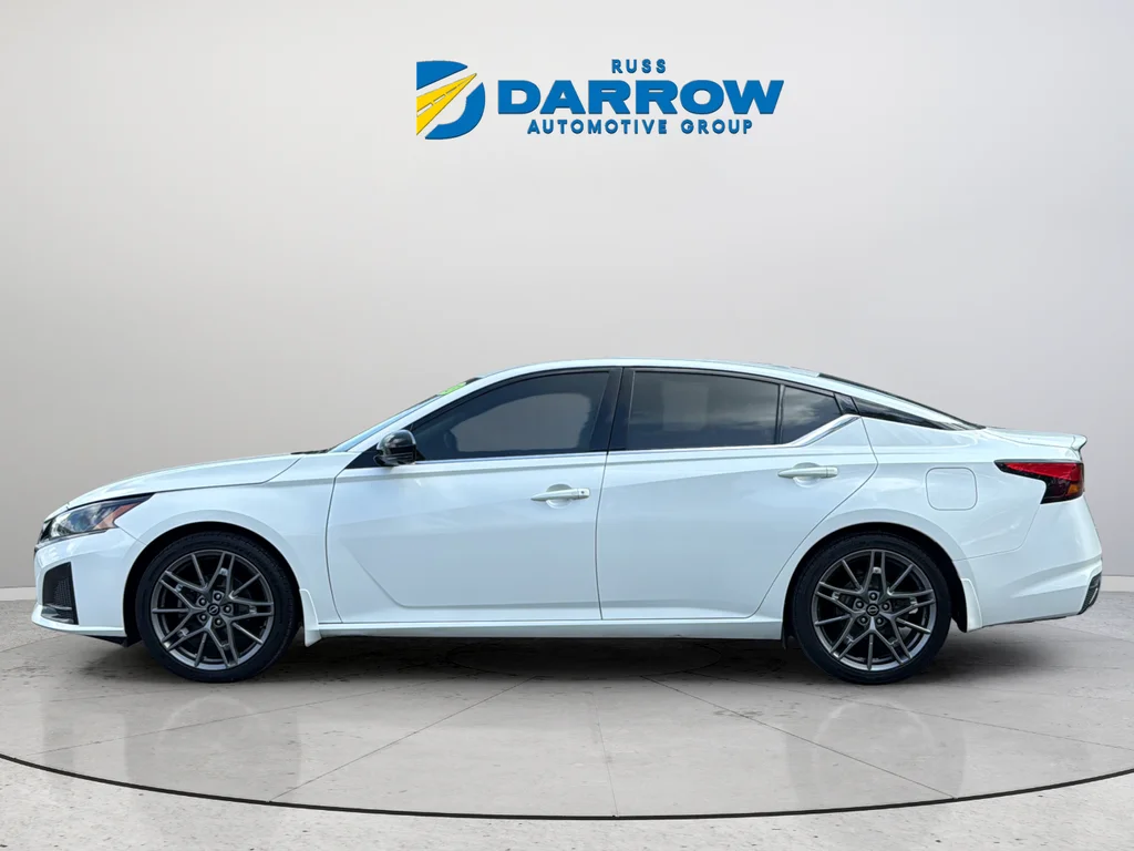 Used 2023 White Nissan 2.0 SR image 2
