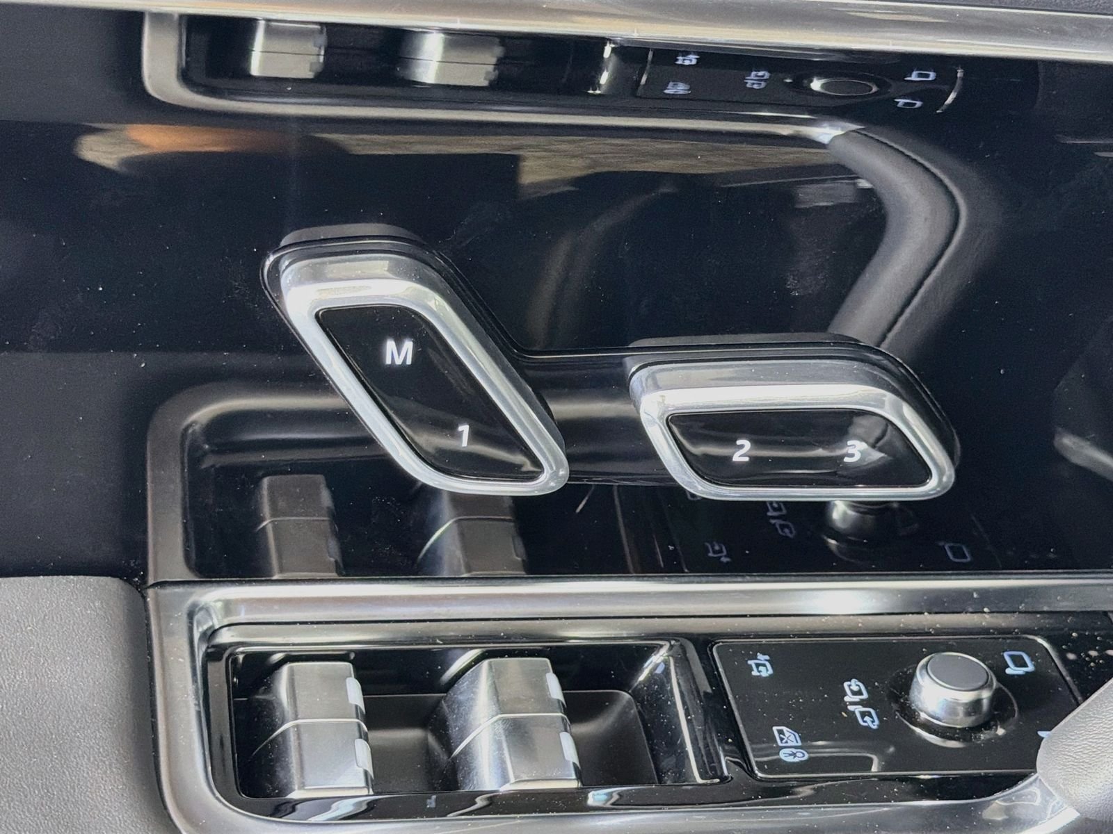New 2026 Santorini Black LAND ROVER SE 7 Seats image 24