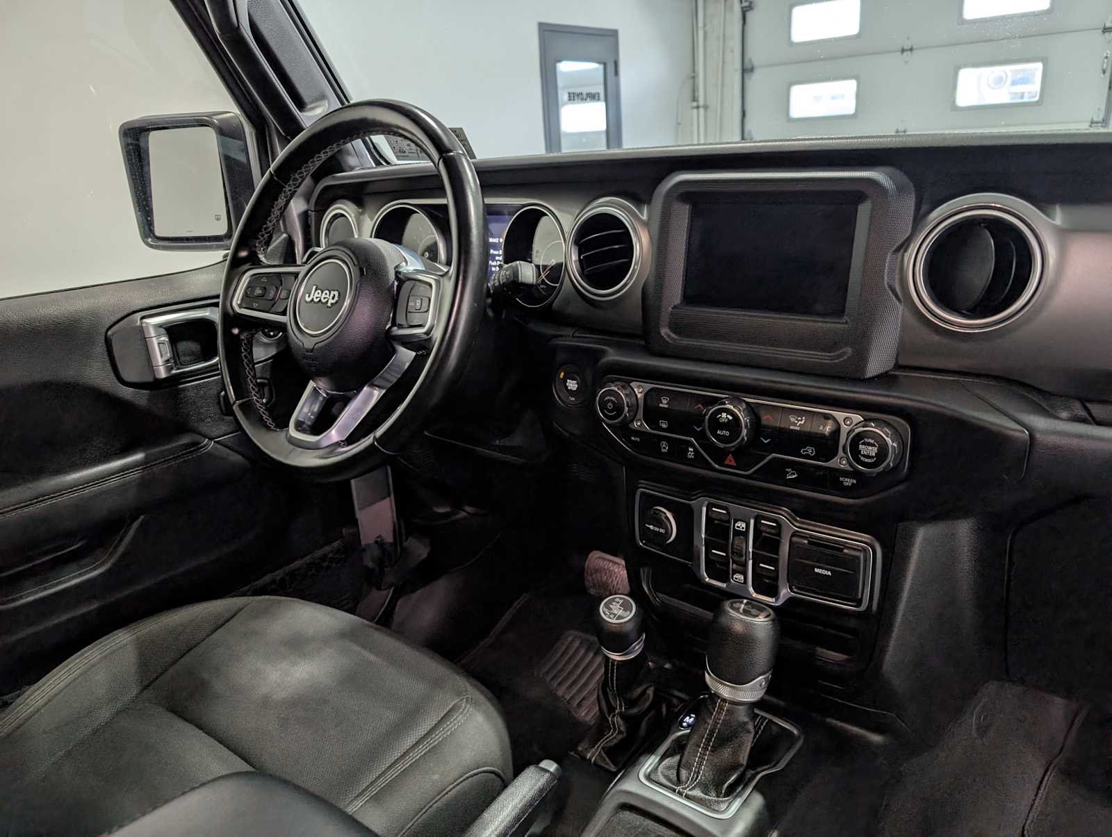 Used 2020 Billet Silver Metallic Clearcoat Jeep Sahara image 42