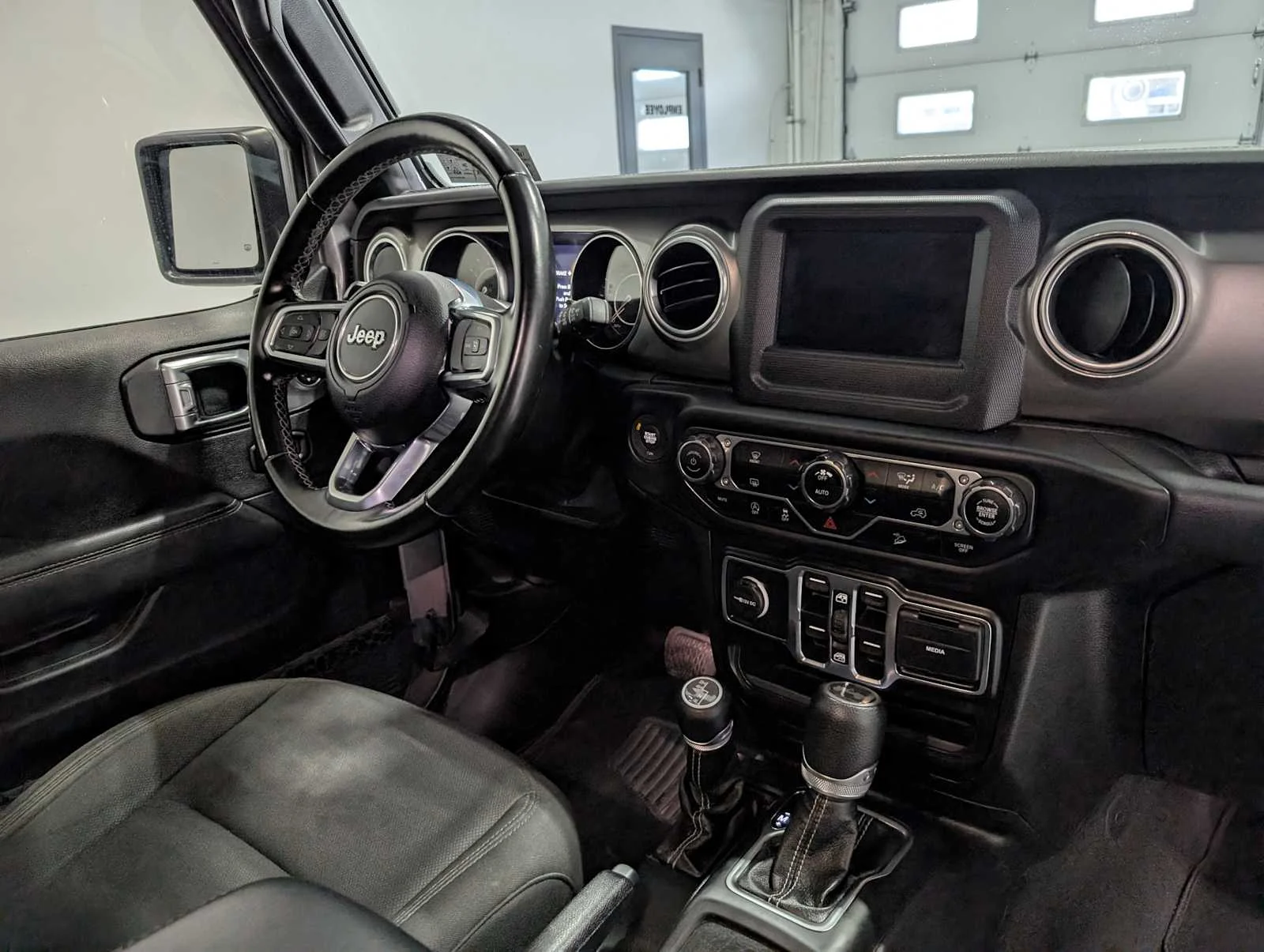 Used 2020 Billet Silver Metallic Clearcoat Jeep Sahara image 42