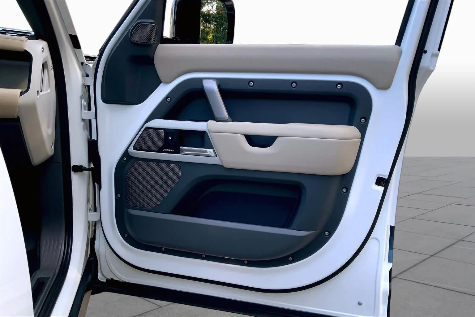 Used 2024 Fuji White Land Rover S image 21