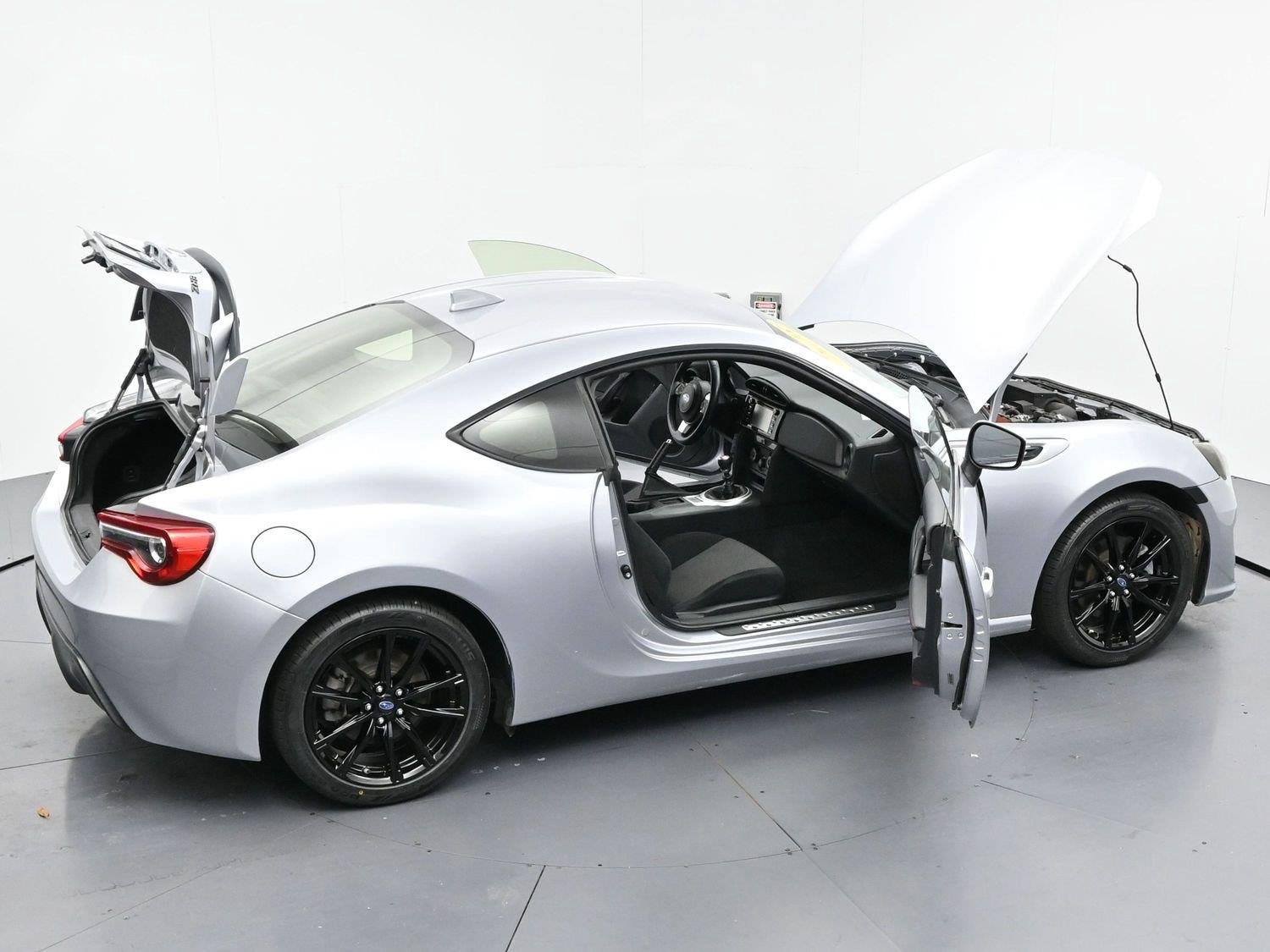Used 2018  Subaru Premium image 31