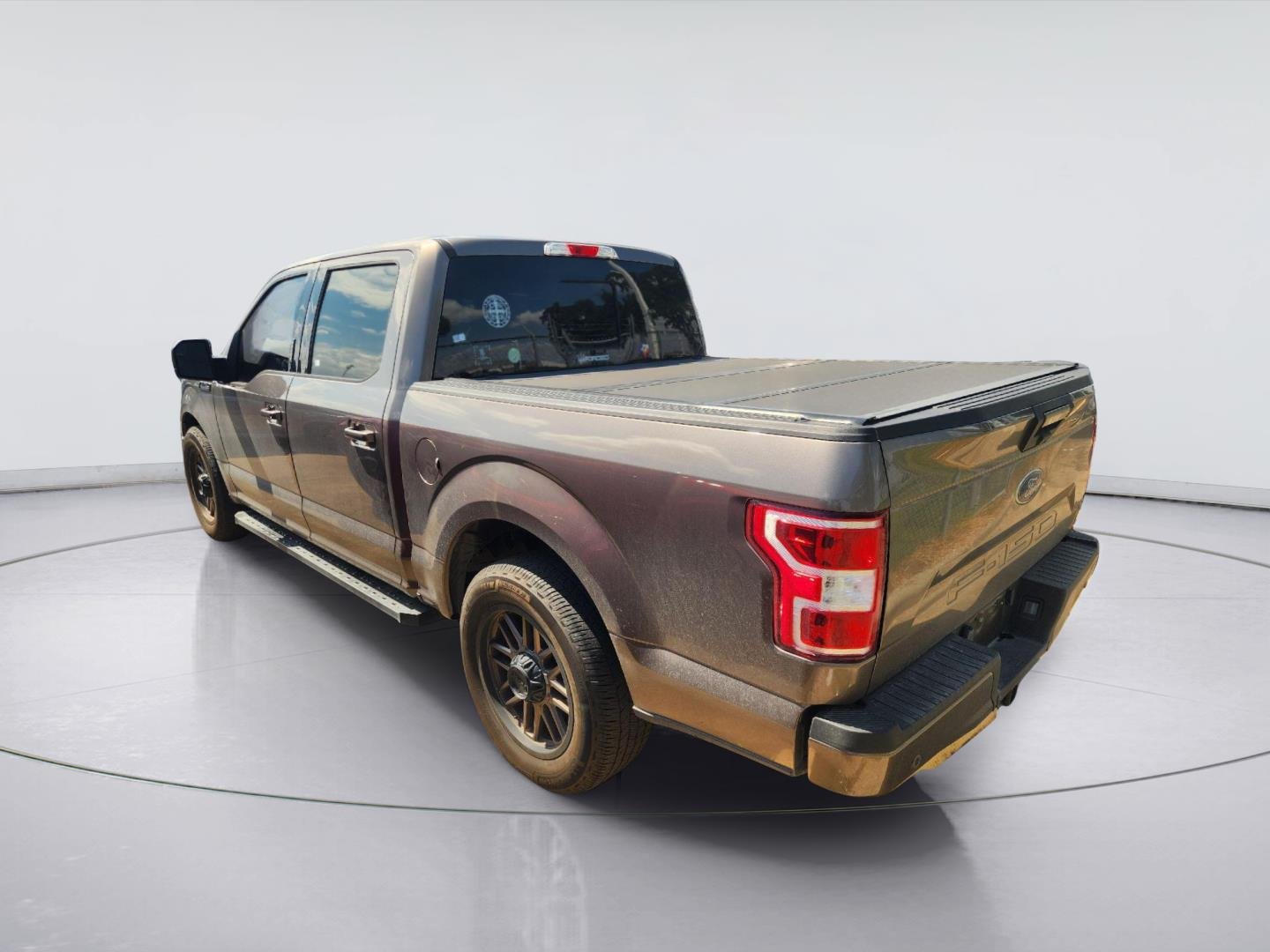 Used 2018 Stone Gray Ford XLT image 6