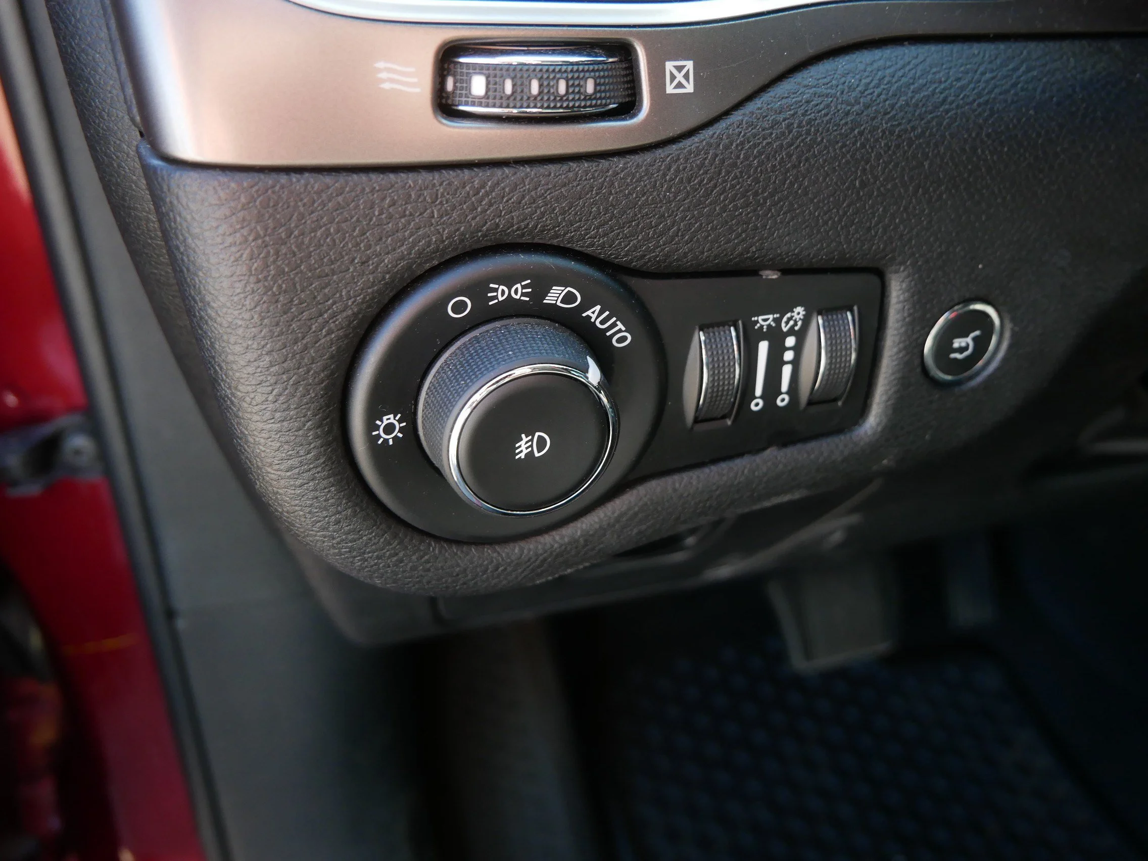 Used 2020 Velvet Red Pearlcoat Jeep Latitude Plus image 23