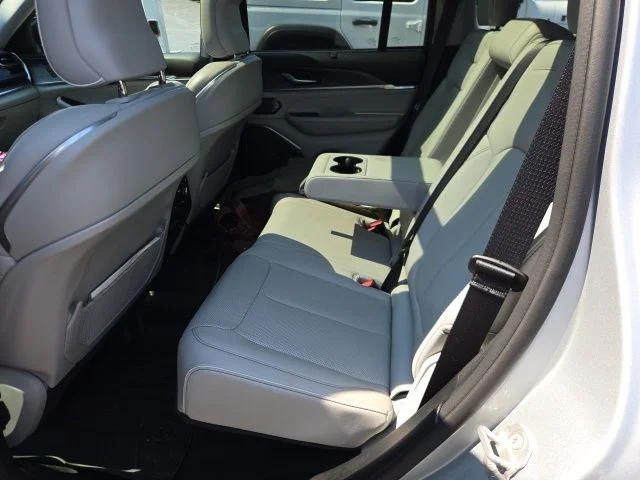 Used 2022 Silver Jeep Overland image 13