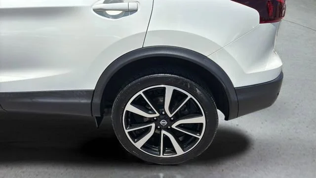 Used 2019 White Nissan SL image 35