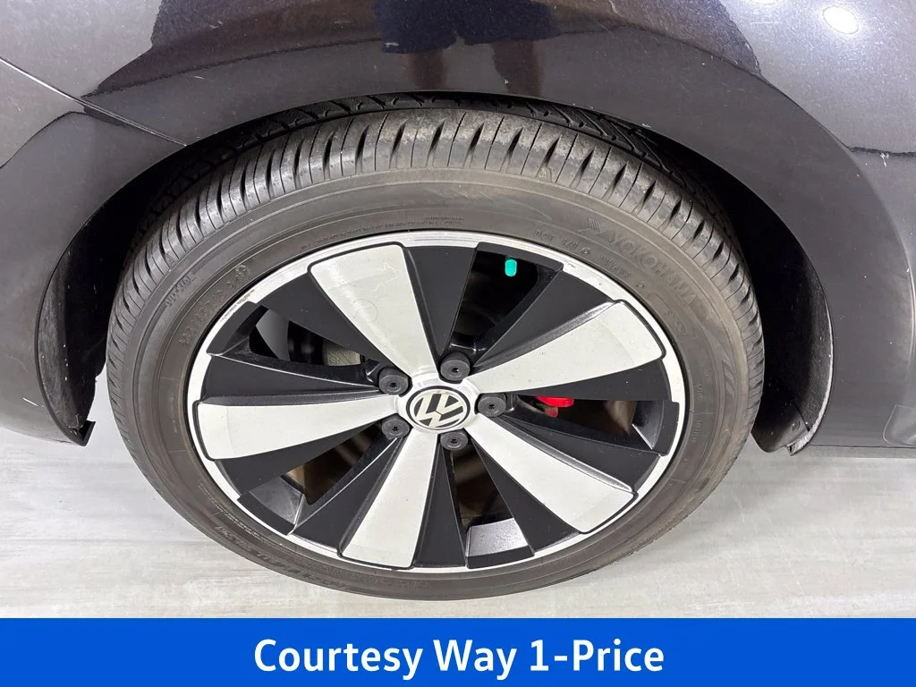 Used 2014 Black Volkswagen 2.0T R-Line image 13