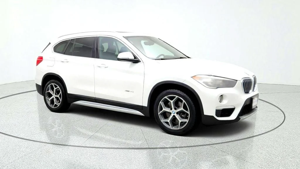Used 2018 Alpine White BMW xDrive28i Sports Activity Vehicle image 3