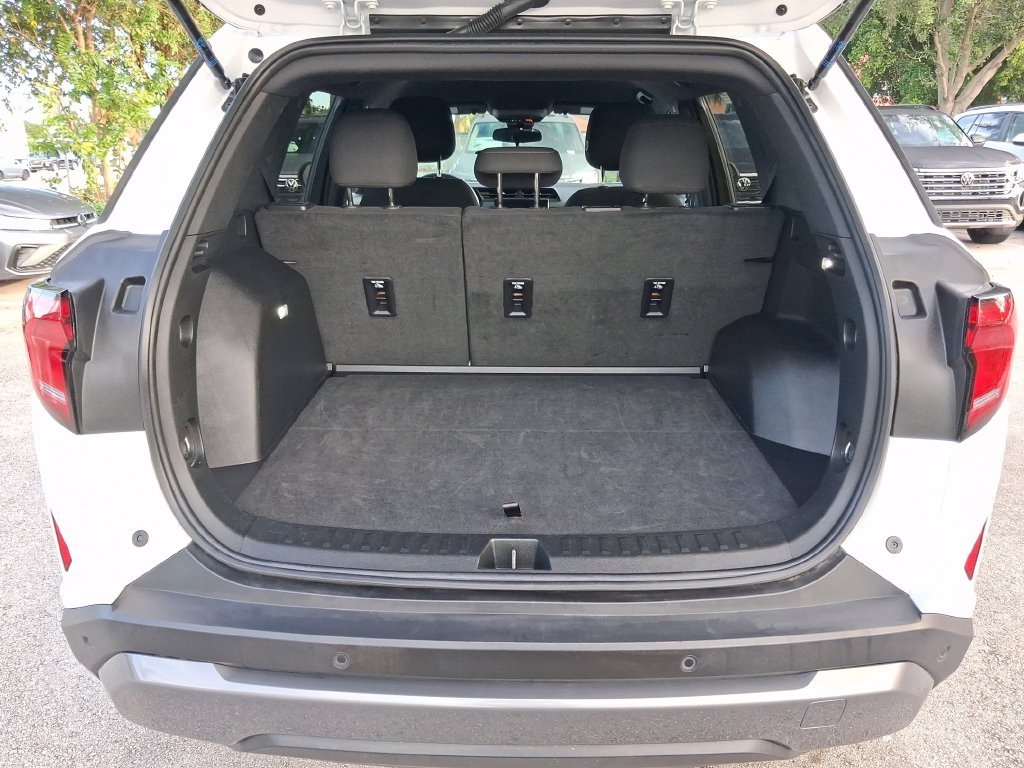 Used 2025 White GMC Elevation image 12